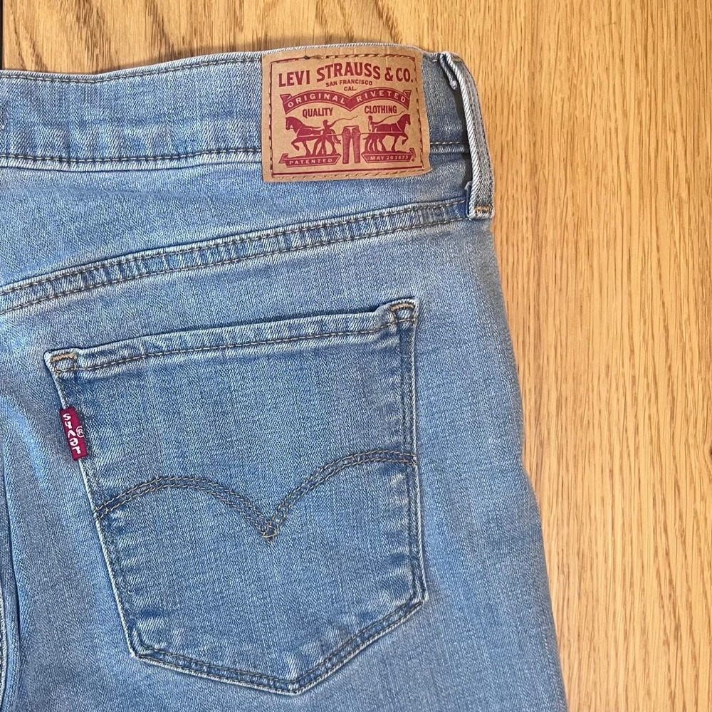 Levi's 314‎ Shaping Straight Jeans Women Size 31 Light Blue Raw Hem Denim Casual